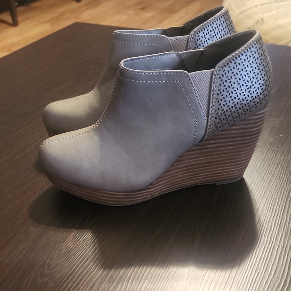 Dr. Scholl's Stylish Tan Ankle Booties - Picture 2 of 9